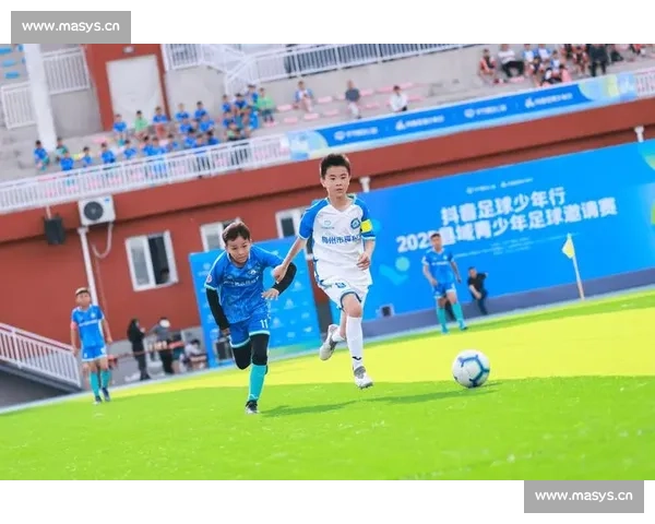 激烈角逐：小学足球比赛精彩瞬间全记录，赛场激情与团队精神并存